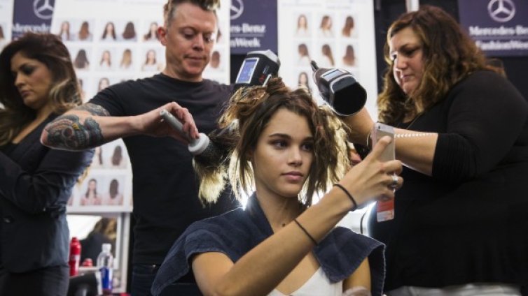 Защо сешоарът и пресата увреждат косата?