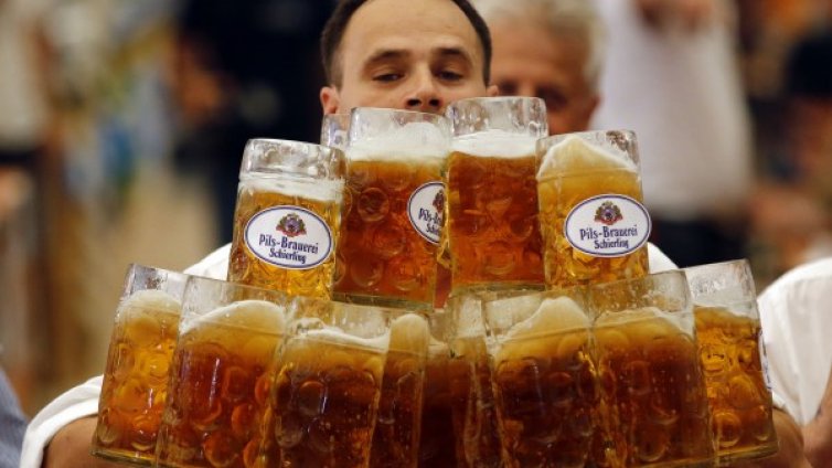 Алкохолът прави усмивката на мъжете заразителна 