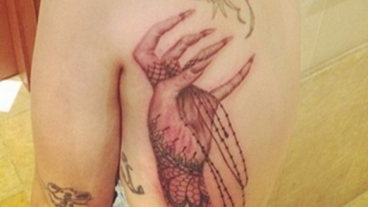 Лейди Гага показа новата си татуировка