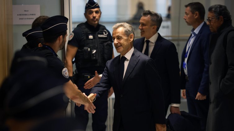 Саркози влиза в затвора, където са търкали нара Драйфус, Нориега и Карлос Чакала