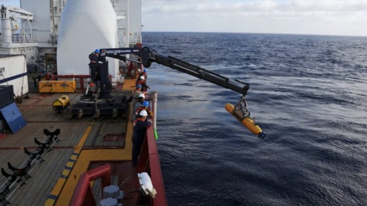 Подновиха търсенето на изчезналия на 8 март малайзийски самолет 