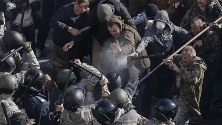 Сблъсъци избухнаха пред украинския парламент