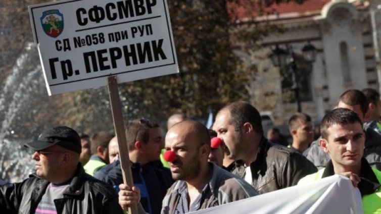 Полицаи бранят социалните си права: Не ни е смешно! 