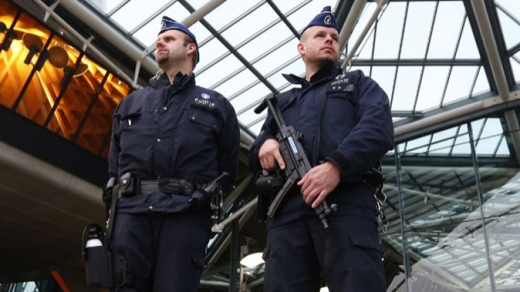 Трима предполагаеми джихадисти са задържани край Брюксел