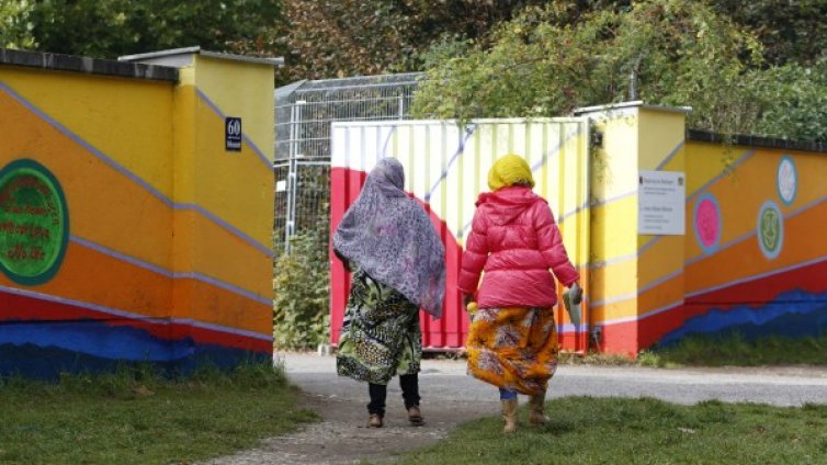 Сирийски бежанци се тъпчат в сграда на бивше училище в Берлин