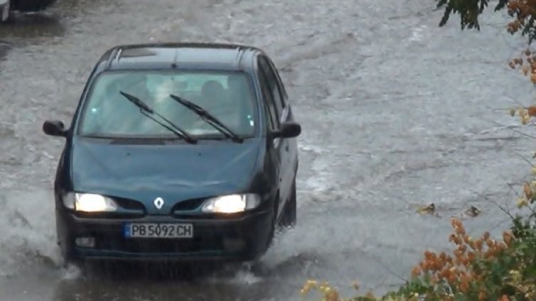 Бедствено положение в Харманли, улици в Пловдив &ndash; под вода 
