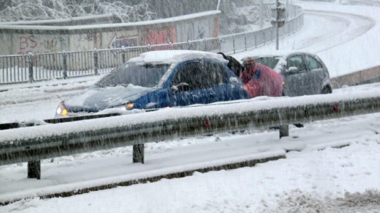 Петметрови преспи затрупаха автомобили на Беклемето