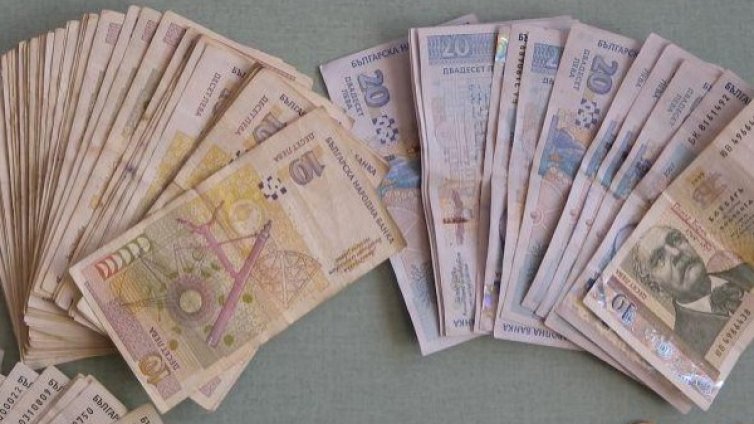 Дядо от Старозагорско даде 6 бона "за операция" на дъщеря си