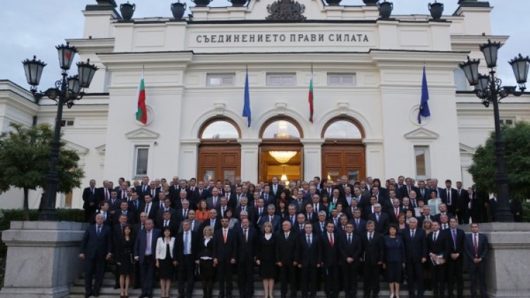 Ден първи: Помирение, сълзи и дежа вю в парламента