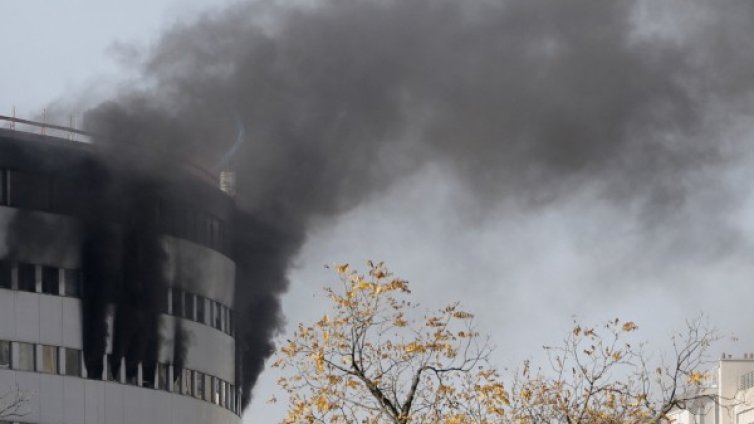 Пожар избухна в сградата на общественото радио в Париж