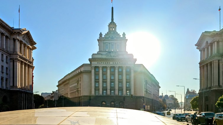 Слънчево и топло време в събота, градусите ще достигат до 15&deg;