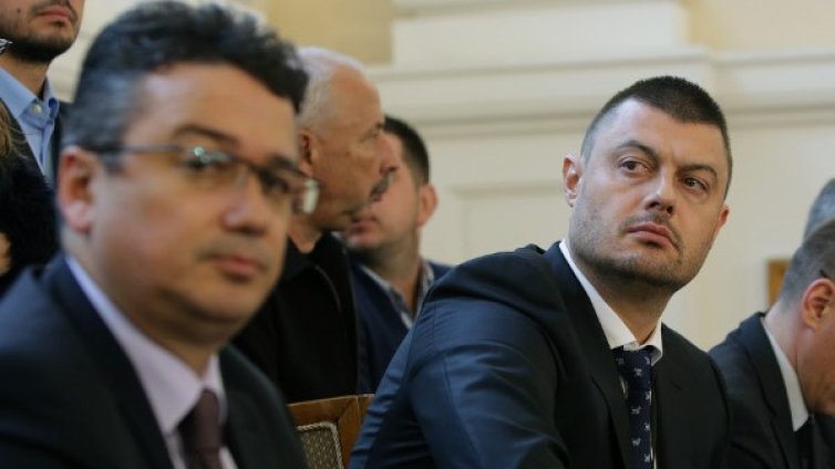 Някой слага ДСБ на шейната, като им предлага постове!