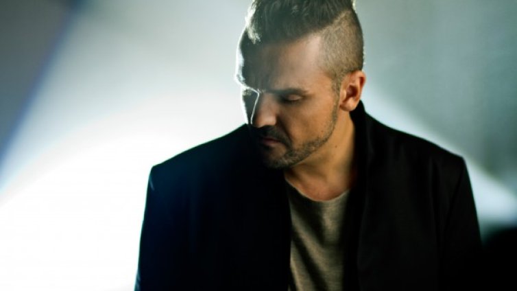 Графа с най-големите си хитове акустично в НДК 