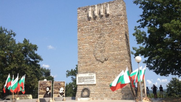 Спасяват паметника на Петрова нива с изкуство
