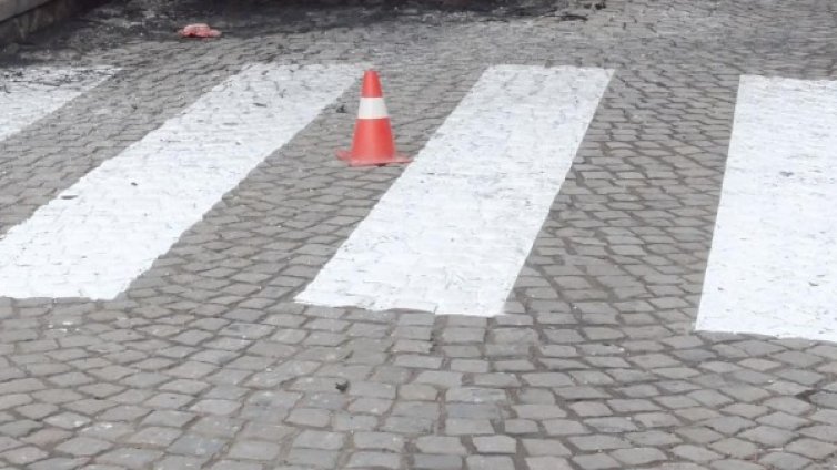 Кола блъсна възрастна жена на пешеходна пътека в Добрич