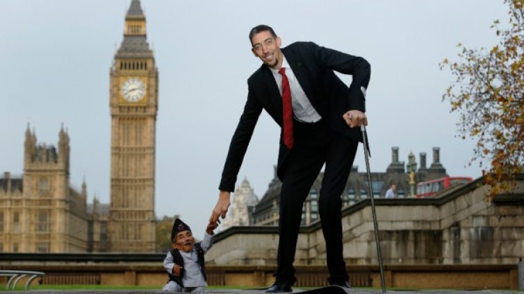 Най-високият мъж в света се срещна с най-ниския