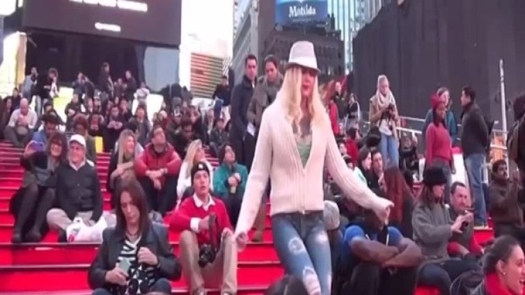 Момиче се разходи голо в Ню Йорк, но никой не видя 