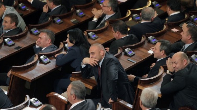 Депутатите май ще се разминат с ТВ, но се спасиха от тест за дрога