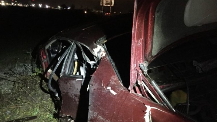 Момче събори билборд и изхвърча в нивите край Пловдив 