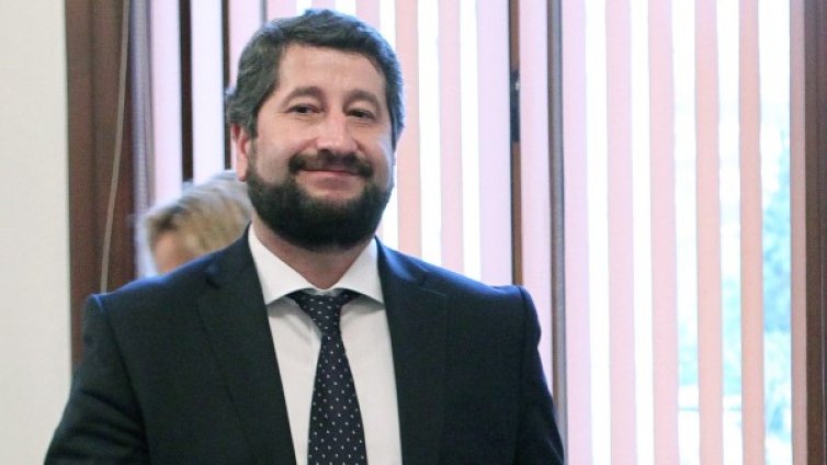 Бебе проплака в кабинета, министър стана татко 