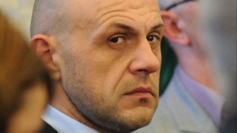 Управлението е заредено с вътрешна доза нестабилност!