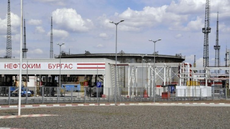 Пострадалият в "Лукойл Нефтохим" е залят с вряла вода 