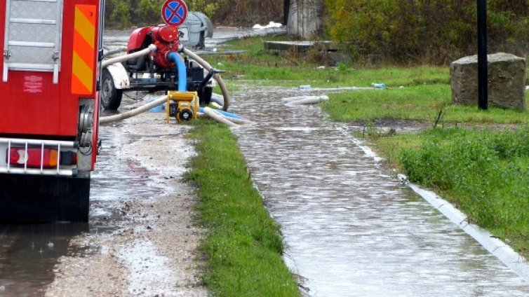 Къщи и земеделски земи под вода в село Априлово