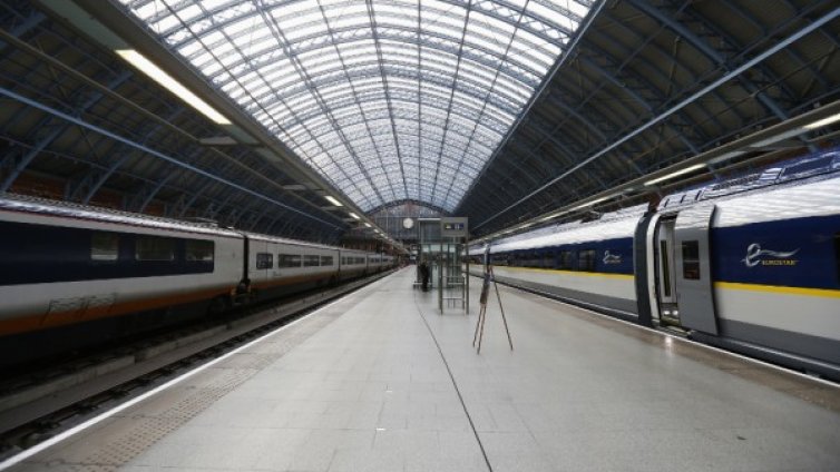 1300 пътници на влаковете "Евростар" са бедствали тази нощ в тъмнина и студ