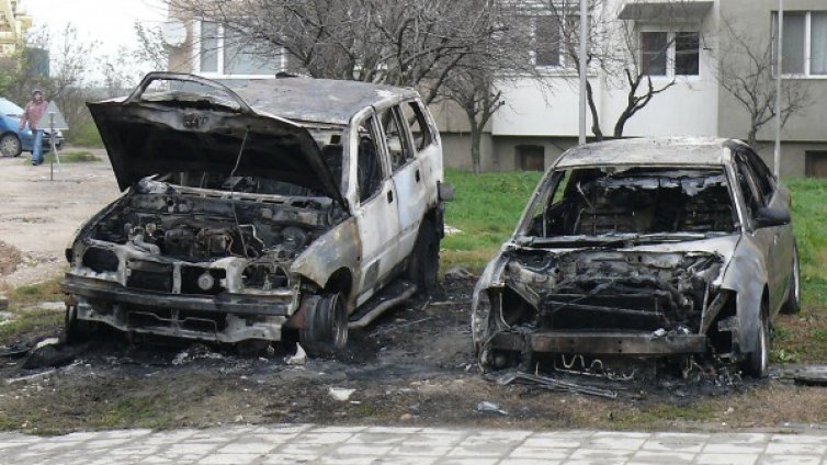 Подпалените в Лом коли са на общински съветник