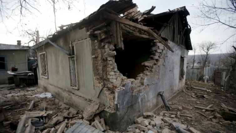 Източна Украйна с тревога чака зимата сред развалините