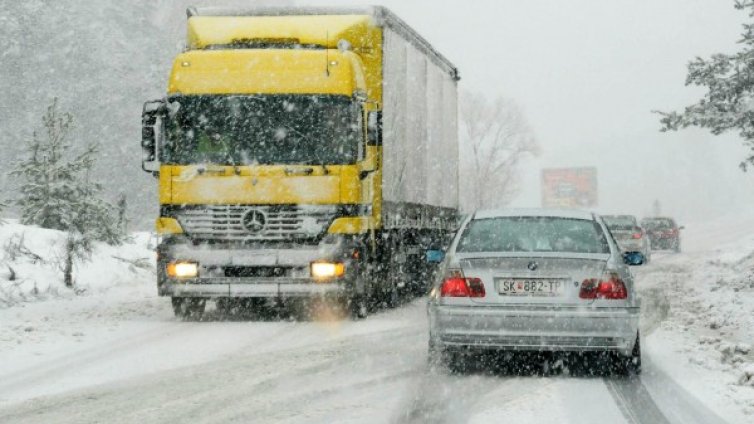 В неделя ще натрупа сняг, не тръгвайте без зимни гуми