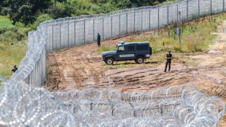 Турският посланик: Оградите не са решение на бежанския проблем