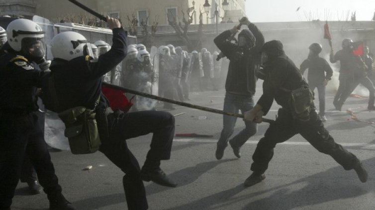 В Атина анархисти влязоха в сблъсъци с полицията