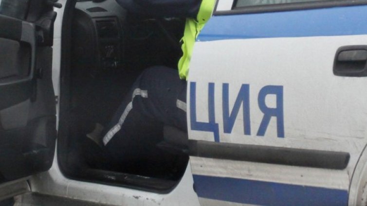 Кола се удари в дърво, двама загинаха 