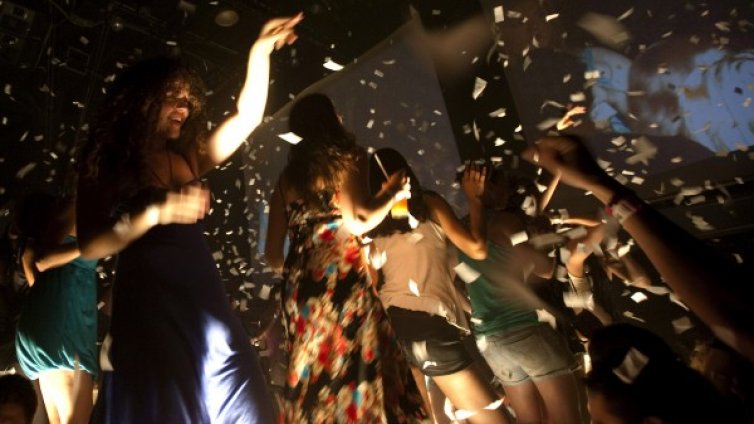 Младите обичат музика и нета, не си падат по книги и театър