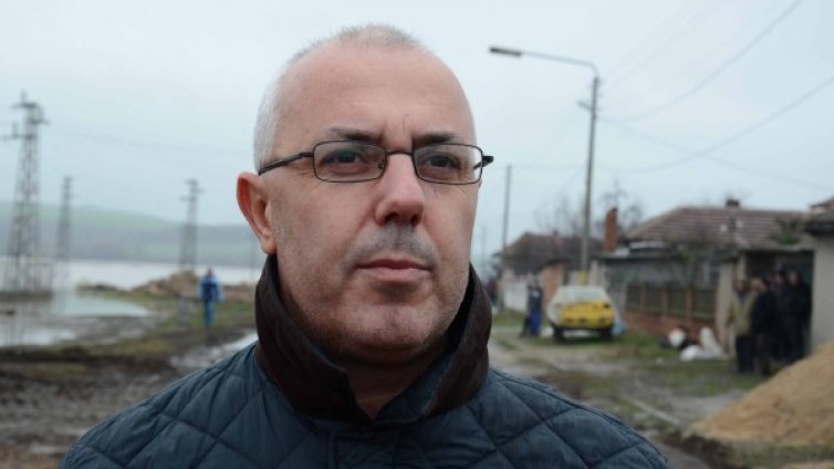 Нямало да искат оставката на Лазаров, щяло да е реваншизъм