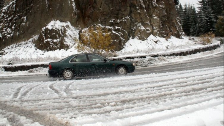 Пътувайте със зимни гуми и съобразена скорост!