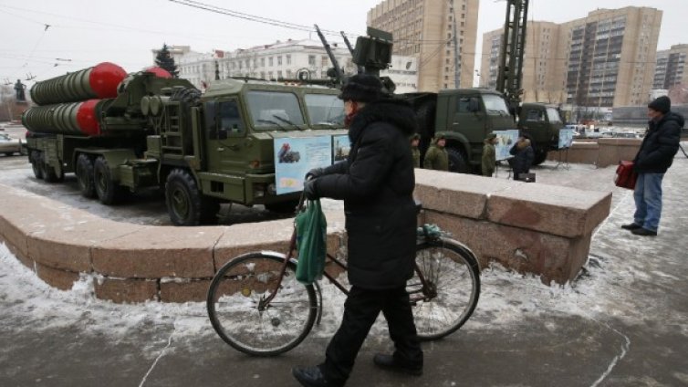 Руските военни показаха в Москва най-модерните си зенитни ракети