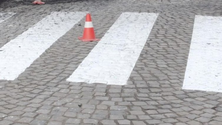 Млад шофьор блъсна двама братя на зебра