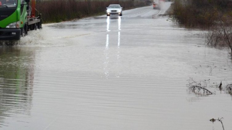 Тунджа заля пътя между Стара Загора и Казанлък