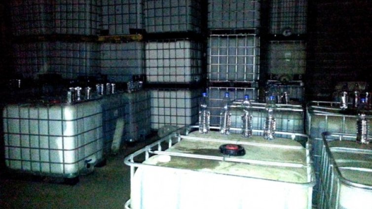 Над 30 тона нелегален алкохол е задържан в София 