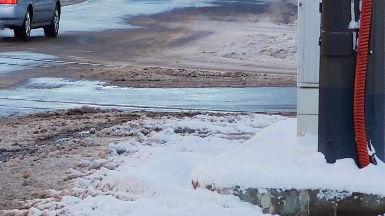 Автобуси и тролеи закъсаха на заледена улица в София