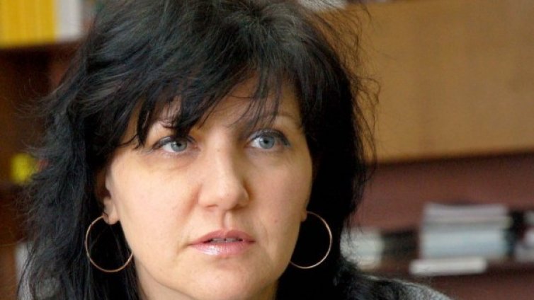 Караянчева похвали кабинета за размразените европари