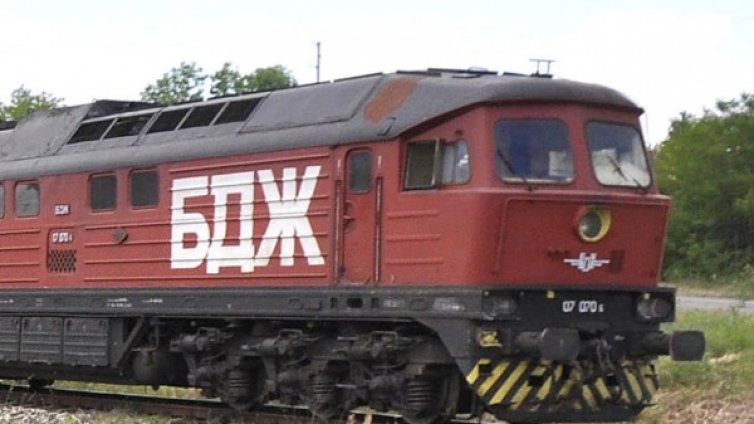 Дерайлирали локомотива спряха движението между гарите Зимница и Стралджа