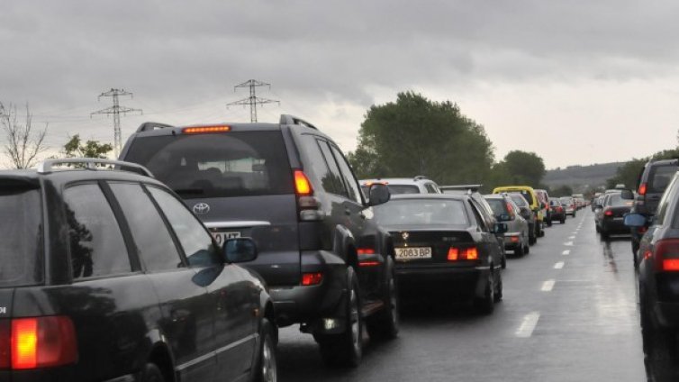 Силен трафик към Гърция, на Кулата - колона от коли