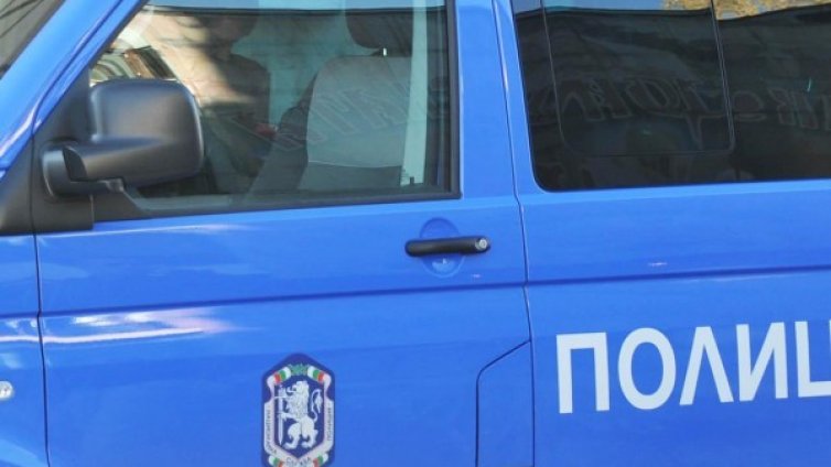 Полицаи иззеха близо тон метални изделия от бус в Чирпан