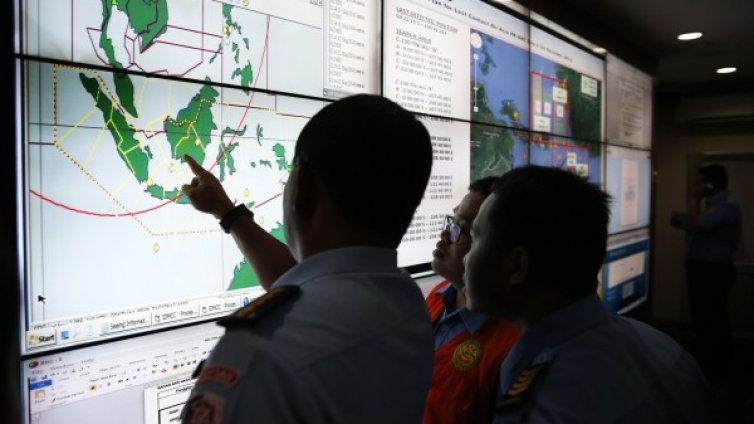 Петролен разлив е открит в района на издирване на самолета на ЕърЕйша