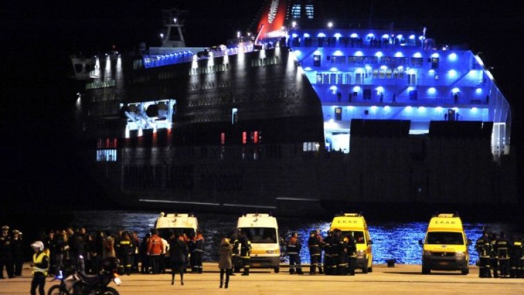 Официално: 7 българи са спасени от горящия ферибот