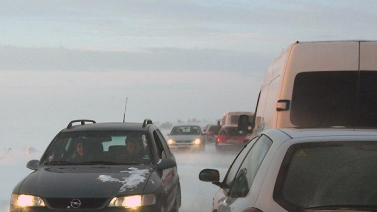 Снеговалежът в Североизточна България продължава