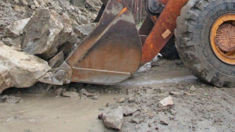 Свлачище затвори в едната посока пътя Асеновград-Смолян